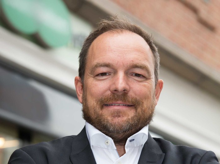 Specsavers firar 10 ?r i Sverige med ny Sverigechef ? Mads Nygaard tar över optikkedjan