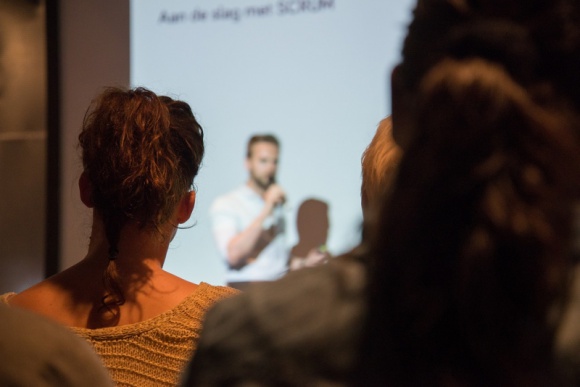 Jak pokonać tremę podczas wystąpienia? Psychologia, LIFESTYLE - Bez względu na to czy prowadzisz prezentacje dla partnerów biznesowych, szkolisz pracowników, czy też wygłaszasz prelekcje podczas branżowych konferencji, prawdopodobnie obawiasz się reakcji publiczności. Stresu nie da się uniknąć całkowicie – można go jednak zminimalizować.