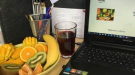 Przekąska biurowa – zalety zdrowego jedzenia podczas pracy