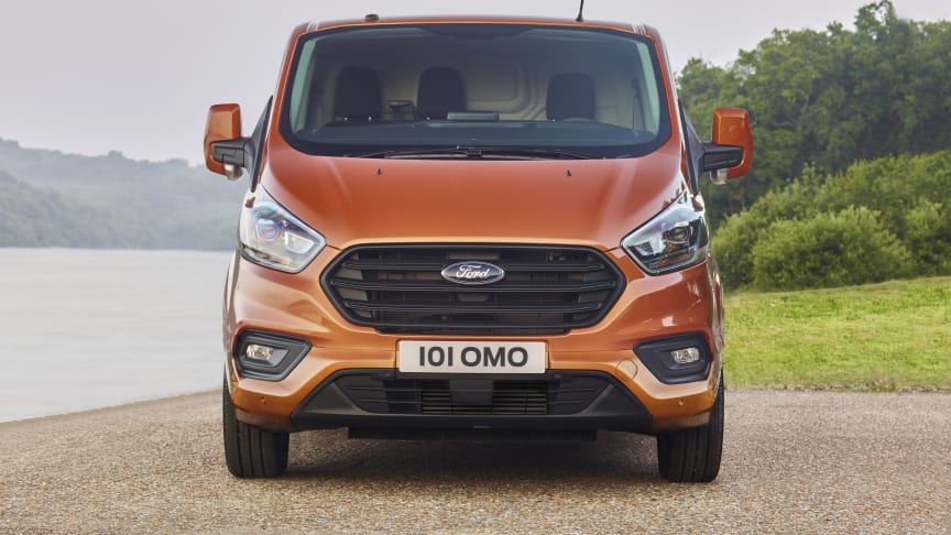 ​Ford avduket i dag nye Ford Transit Custom, og avslørte både et tøffere design og helt nytt interiør.