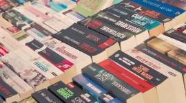 Znane i lubiane - oblicza miast w polskich kryminałach Kariera, LIFESTYLE - Warszawa, Łódź, Wrocław, co łączy te trzy miasta? Dla prawdziwego fana literatury odpowiedź jest bardzo prosta - w każdym z nich rozgrywa się akcja znanego, polskiego kryminału.