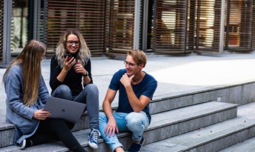 Studenci chętnie wybierają call center – branża ma dla nich ciekawe oferty