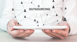 Zalety outsourcingu funkcji administracyjnych Praca, BIZNES - Outsourcing jest znanym na całym świecie systemem wykorzystywania źródeł zewnętrznych. Staje się on także coraz bardziej popularnym rozwiązaniem w Polsce. Jakie są zalety korzystania z tego rozwiązania? Co może zyskać klient, a co potencjalny pracownik?