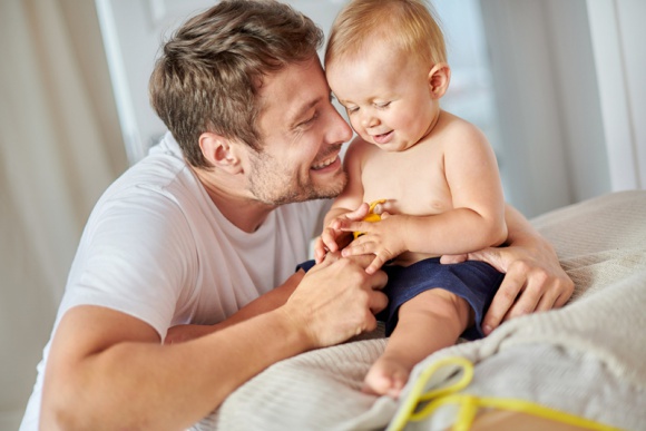 Czym jest szczęśliwe dzieciństwo dla współczesnych rodziców? Psychologia, LIFESTYLE - Szczęście pełni bardzo ważną rolę w naszym życiu i wpływa na nasze samopoczucie oraz relacje z innymi ludźmi. Na poczucie szczęścia oddziałuje wiele czynników, m.in. dobrobyt, rodzina, zdrowie fizyczne czy doświadczanie pozytywnych emocji.