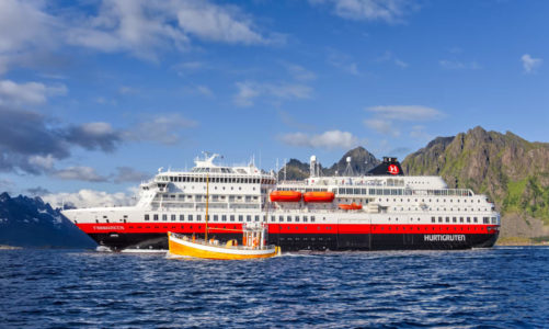 ​Hurtigruten stopper de fleste seilingene – permitterer ytterligere 2600 ansatte