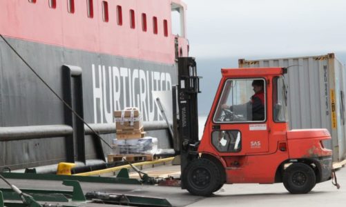 ​Hurtigruten stenger skipene for alle som har reist utenfor Norden