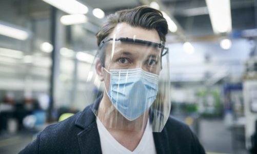 Ford produserer ansiktsmasker og visirer til ansatte før åpning av sine fabrikker i Europa