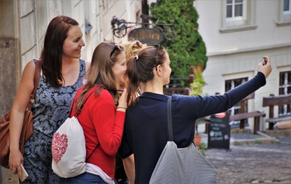 As z rękawa w pierwszej pracy Praca, BIZNES - „Pokolenie Z” ceni sobie w pracy atrakcyjne wynagrodzenie, dobrą atmosferę i stabilność zatrudnienia. Liczy się pasja, możliwości rozwoju i nauki.